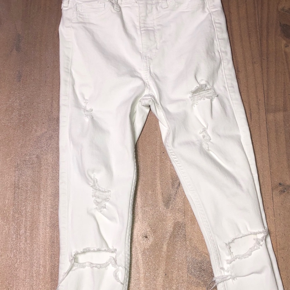 white hollister ripped jeans